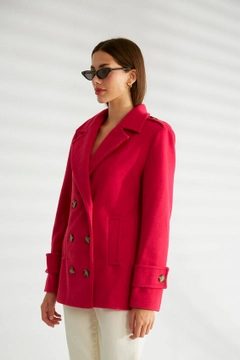 Bir model, Robin toptan giyim markasının 30212 - Coat - Fuchsia toptan Kaban ürününü sergiliyor.