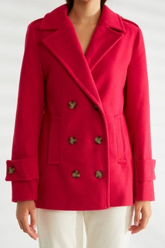 Bir model, Robin toptan giyim markasının 30212 - Coat - Fuchsia toptan Kaban ürününü sergiliyor.
