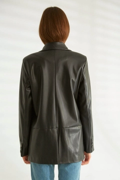 Bir model, Robin toptan giyim markasının 30684 - Jacket - Black toptan Ceket ürününü sergiliyor.