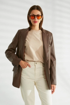Bir model, Robin toptan giyim markasının 30685 - Jacket - Brown toptan Ceket ürününü sergiliyor.