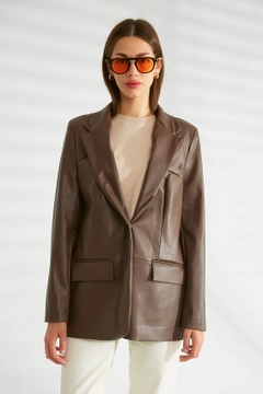 Una modella di abbigliamento all'ingrosso indossa 30685 - Jacket - Brown, vendita all'ingrosso turca di Giacca di Robin