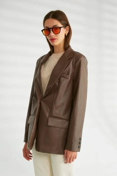 Bir model, Robin toptan giyim markasının 30685 - Jacket - Brown toptan Ceket ürününü sergiliyor.