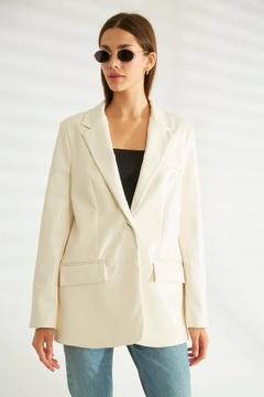 Bir model, Robin toptan giyim markasının 30686 - Jacket - Ecru toptan Ceket ürününü sergiliyor.