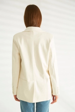 Ein Bekleidungsmodell aus dem Großhandel trägt 30686 - Jacket - Ecru, türkischer Großhandel Jacke von Robin