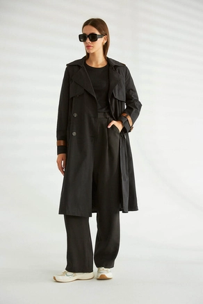 A model wears 30680 - Trenchcoat - Black, wholesale undefined of Robin to display at Lonca