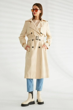 A wholesale clothing model wears 30681 - Trenchcoat - Dark Stone, Turkish wholesale Trenchcoat of Robin