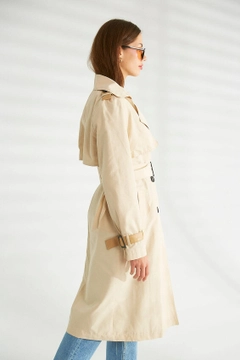 Bir model, Robin toptan giyim markasının 30681 - Trenchcoat - Dark Stone toptan Trençkot ürününü sergiliyor.