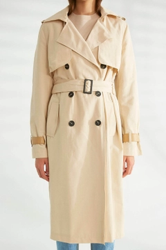 Una modella di abbigliamento all'ingrosso indossa 30681 - Trenchcoat - Dark Stone, vendita all'ingrosso turca di Impermeabile di Robin