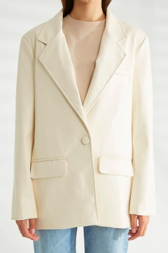 Ein Bekleidungsmodell aus dem Großhandel trägt 30682 - Jacket - Ecru, türkischer Großhandel Jacke von Robin