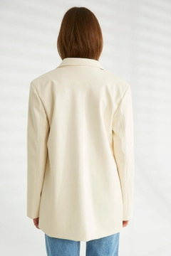 Ein Bekleidungsmodell aus dem Großhandel trägt 30682 - Jacket - Ecru, türkischer Großhandel Jacke von Robin