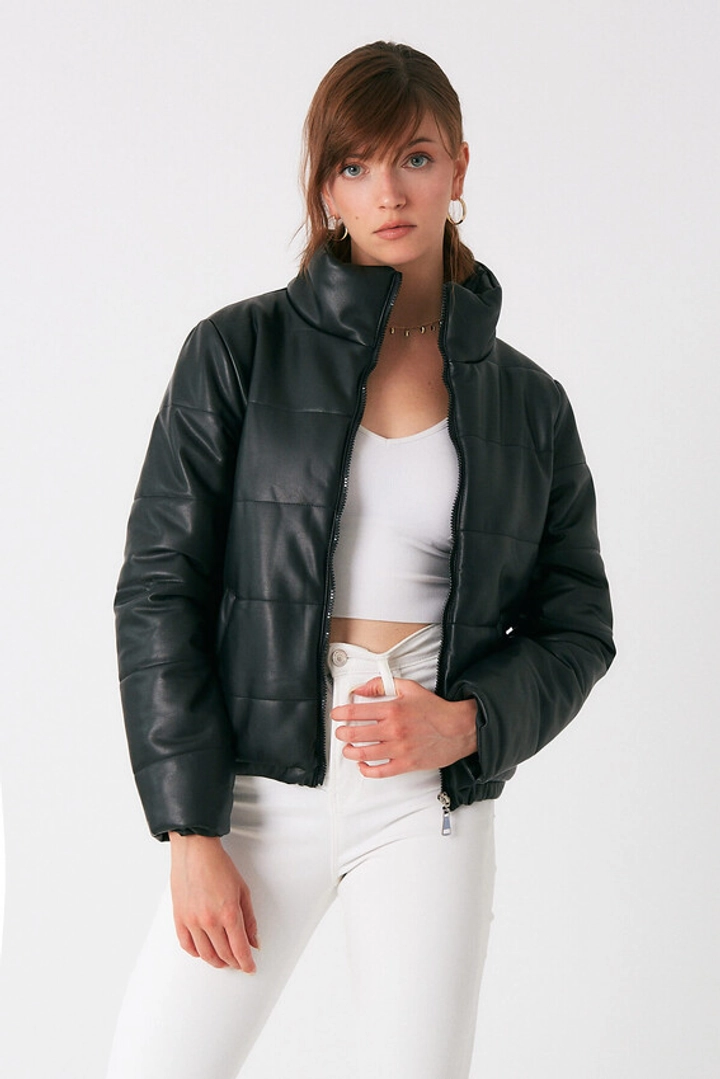 Ein Bekleidungsmodell aus dem Großhandel trägt 30691 - Coat - Black, türkischer Großhandel Mantel von Robin