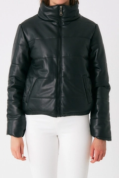 Bir model, Robin toptan giyim markasının 30691 - Coat - Black toptan Kaban ürününü sergiliyor.