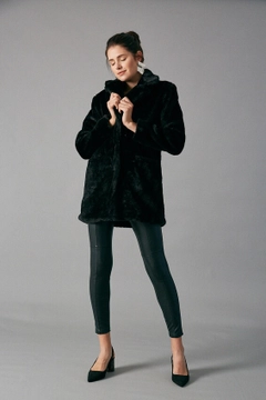 Una modella di abbigliamento all'ingrosso indossa 30692 - Coat - Black, vendita all'ingrosso turca di Cappotto di Robin