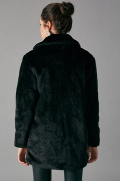 Una modella di abbigliamento all'ingrosso indossa 30692 - Coat - Black, vendita all'ingrosso turca di Cappotto di Robin