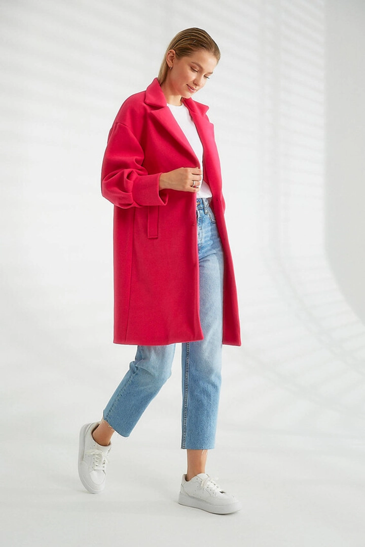 Bir model, Robin toptan giyim markasının 30707 - Coat - Fuchsia toptan Kaban ürününü sergiliyor.