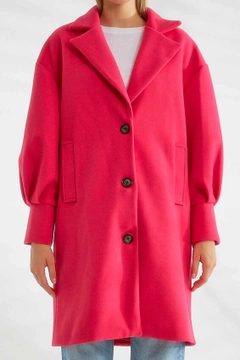 Una modella di abbigliamento all'ingrosso indossa 30707 - Coat - Fuchsia, vendita all'ingrosso turca di Cappotto di Robin