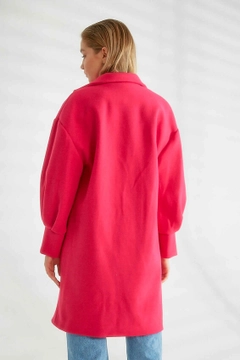 Ένα μοντέλο χονδρικής πώλησης ρούχων φοράει 30707 - Coat - Fuchsia, τούρκικο Σακάκι χονδρικής πώλησης από Robin