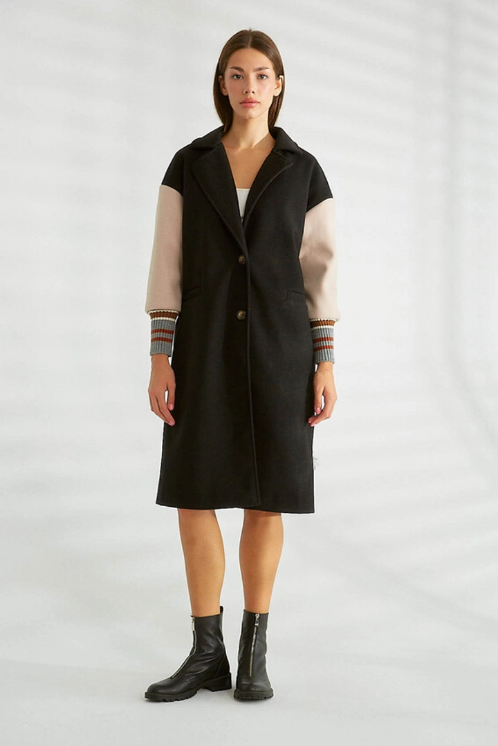 Ein Bekleidungsmodell aus dem Großhandel trägt 30701 - Coat - Black, türkischer Großhandel Mantel von Robin