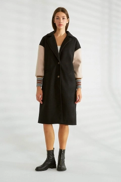 Una modelo de ropa al por mayor lleva 30701 - Coat - Black, Abrigo turco al por mayor de Robin