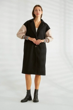 Bir model, Robin toptan giyim markasının 30701 - Coat - Black toptan Kaban ürününü sergiliyor.