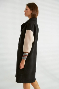 A wholesale clothing model wears 30701 - Coat - Black, Turkish wholesale Coat of Robin