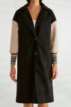Ένα μοντέλο χονδρικής πώλησης ρούχων φοράει 30701 - Coat - Black, τούρκικο Σακάκι χονδρικής πώλησης από Robin