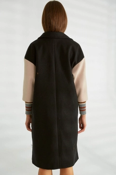Un mannequin de vêtements en gros porte 30701 - Coat - Black, Manteau en gros de Robin en provenance de Turquie