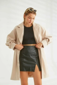 Ένα μοντέλο χονδρικής πώλησης ρούχων φοράει 30714 - Coat - Stone, τούρκικο Σακάκι χονδρικής πώλησης από Robin
