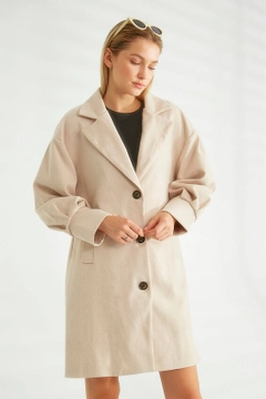 Bir model, Robin toptan giyim markasının 30714 - Coat - Stone toptan Kaban ürününü sergiliyor.