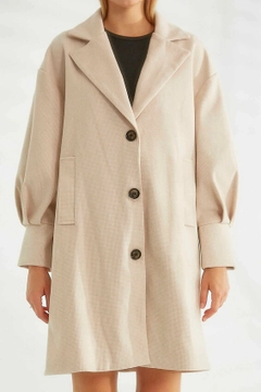 Bir model, Robin toptan giyim markasının 30714 - Coat - Stone toptan Kaban ürününü sergiliyor.