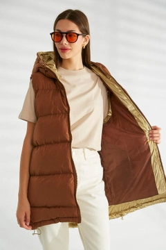 Ένα μοντέλο χονδρικής πώλησης ρούχων φοράει 30718 - Vest - Tan, τούρκικο Αμάνικο μπλουζάκι χονδρικής πώλησης από Robin