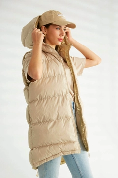 Una modella di abbigliamento all'ingrosso indossa 30719 - Vest - Stone, vendita all'ingrosso turca di Veste di Robin