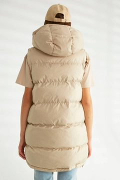 Ένα μοντέλο χονδρικής πώλησης ρούχων φοράει 30719 - Vest - Stone, τούρκικο Αμάνικο μπλουζάκι χονδρικής πώλησης από Robin