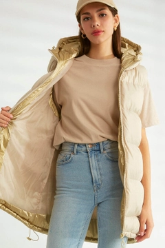 Bir model, Robin toptan giyim markasının 30719 - Vest - Stone toptan Yelek ürününü sergiliyor.