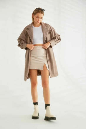 A model wears 30710 - Coat - Brown, wholesale undefined of Robin to display at Lonca