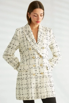 Una modella di abbigliamento all'ingrosso indossa 30974 - Jacket - Ecru, vendita all'ingrosso turca di Giacca di Robin