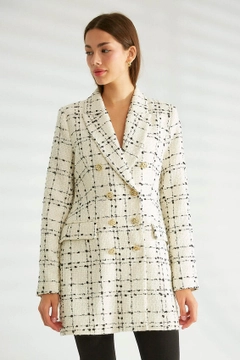 Ein Bekleidungsmodell aus dem Großhandel trägt 30974 - Jacket - Ecru, türkischer Großhandel Jacke von Robin