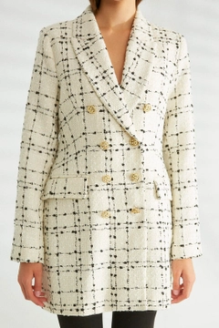 Una modella di abbigliamento all'ingrosso indossa 30974 - Jacket - Ecru, vendita all'ingrosso turca di Giacca di Robin