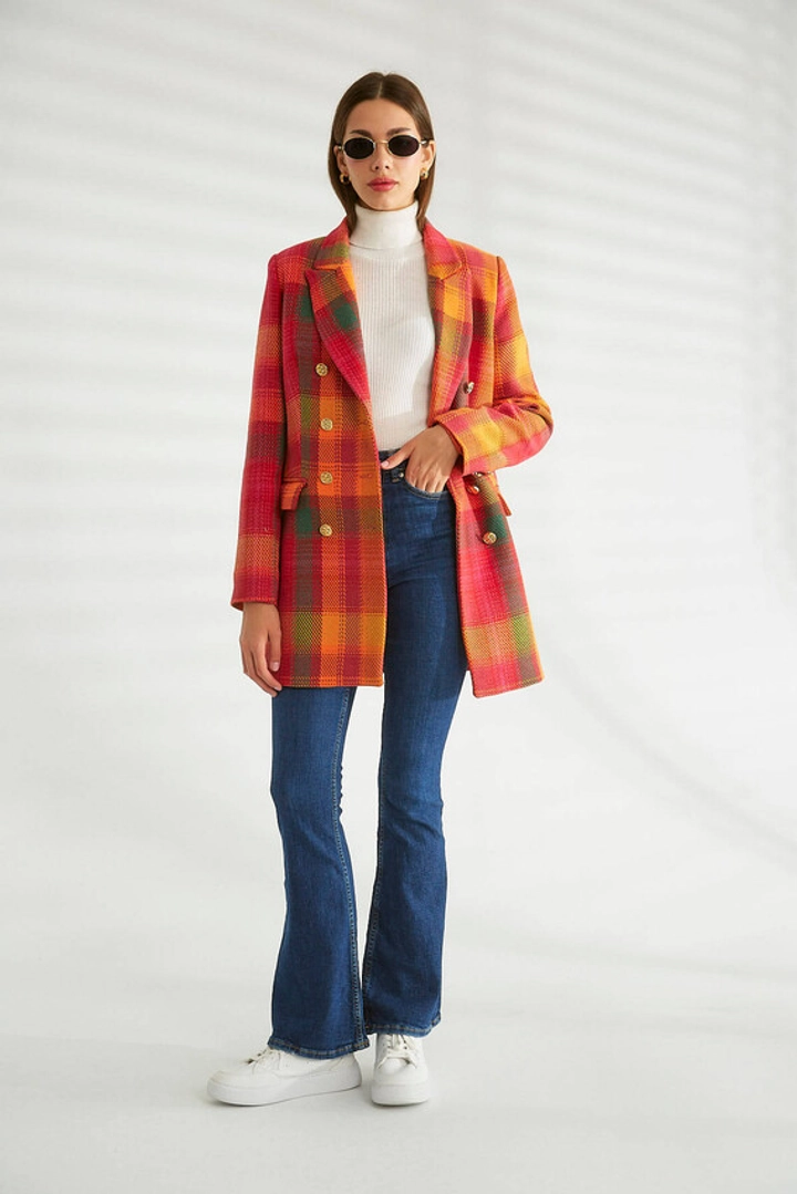 Bir model, Robin toptan giyim markasının 30972 - Jacket - Fuchsia toptan Ceket ürününü sergiliyor.