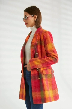 Bir model, Robin toptan giyim markasının 30972 - Jacket - Fuchsia toptan Ceket ürününü sergiliyor.