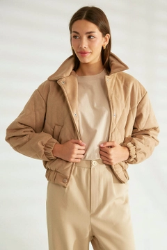 Bir model, Robin toptan giyim markasının 30984 - Coat - Stone toptan Kaban ürününü sergiliyor.