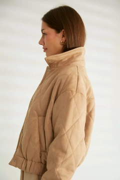 Una modelo de ropa al por mayor lleva 30984 - Coat - Stone, Abrigo turco al por mayor de Robin