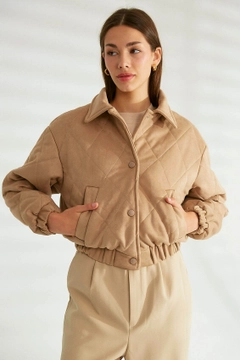 Ένα μοντέλο χονδρικής πώλησης ρούχων φοράει 30984 - Coat - Stone, τούρκικο Σακάκι χονδρικής πώλησης από Robin