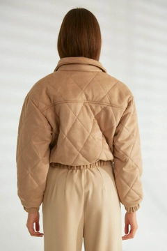 Una modelo de ropa al por mayor lleva 30984 - Coat - Stone, Abrigo turco al por mayor de Robin