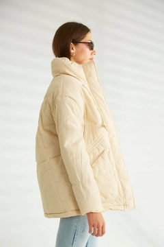 Ein Bekleidungsmodell aus dem Großhandel trägt 30989 - Coat - Stone, türkischer Großhandel Mantel von Robin
