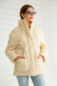 Ένα μοντέλο χονδρικής πώλησης ρούχων φοράει 30989 - Coat - Stone, τούρκικο Σακάκι χονδρικής πώλησης από Robin