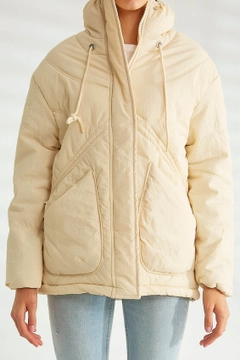Ein Bekleidungsmodell aus dem Großhandel trägt 30989 - Coat - Stone, türkischer Großhandel Mantel von Robin