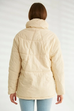 Bir model, Robin toptan giyim markasının 30989 - Coat - Stone toptan Kaban ürününü sergiliyor.
