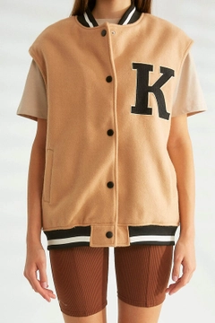Bir model, Robin toptan giyim markasının 30994 - Vest - Camel toptan Yelek ürününü sergiliyor.