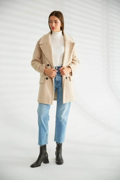 Una modelo de ropa al por mayor lleva 31001 - Coat - Stone, Abrigo turco al por mayor de Robin